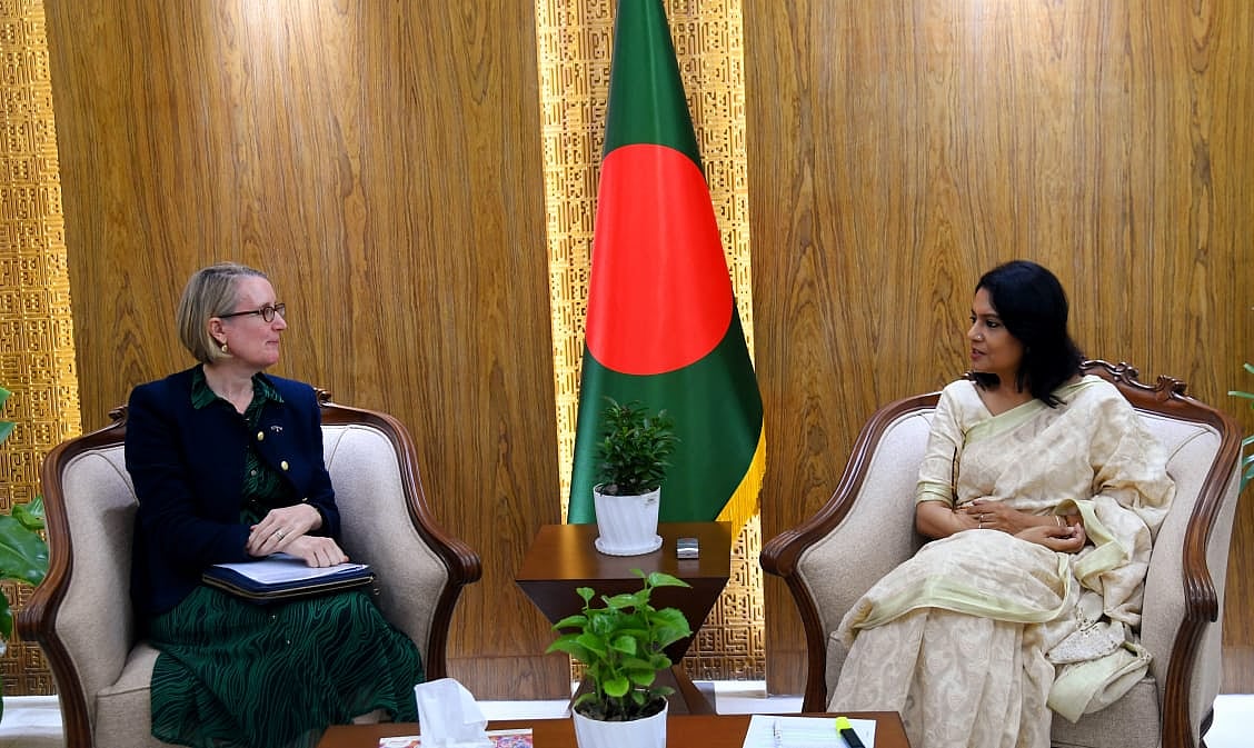 বাংলাদেশে নিযুক্ত ব্রিটিশ হাইকমিশনার সারাহ কুক এবং পরিবেশ, বন ও জলবায়ু পরিবর্তন উপদেষ্টা সৈয়দা রিজওয়ানা হাসান সচিবালয়ে বৈঠক করেন। ঢাকা, ১৯ আগস্ট